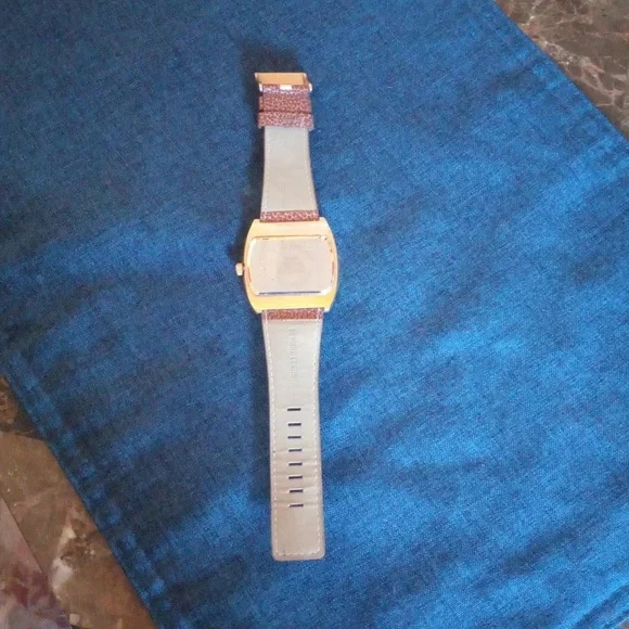 Watch - Picture 4 of 4